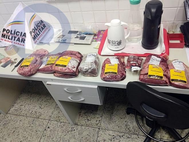 As peças de carne furtadas encontradas com o suspeito ao ser abordado