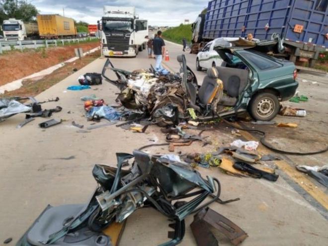 Acidente, no trevo de Itabira, deixou duas pessoas mortas, pai e filho que estavam nesse Ford Escort 