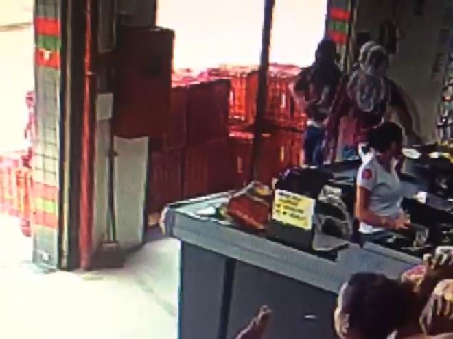 Dois criminosos invadiram o supermercado Santa Helena, no começo da tarde de hoje