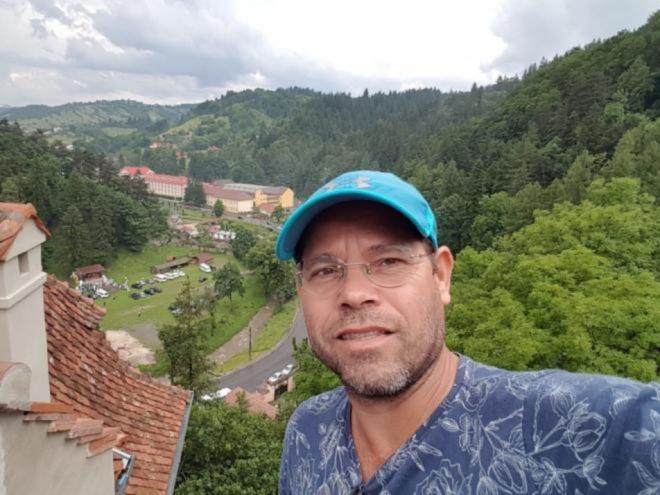 Mozar morreu de causa natural, quando conhecia o 99º país, de sua lista de 100