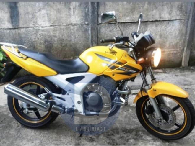 A moto furtada foi encontrada pela PM abandonada no bairro Nova Esperança