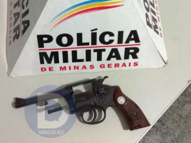 O revólver calibre 32 foi encontrado no carro do homem acusado das ameaças