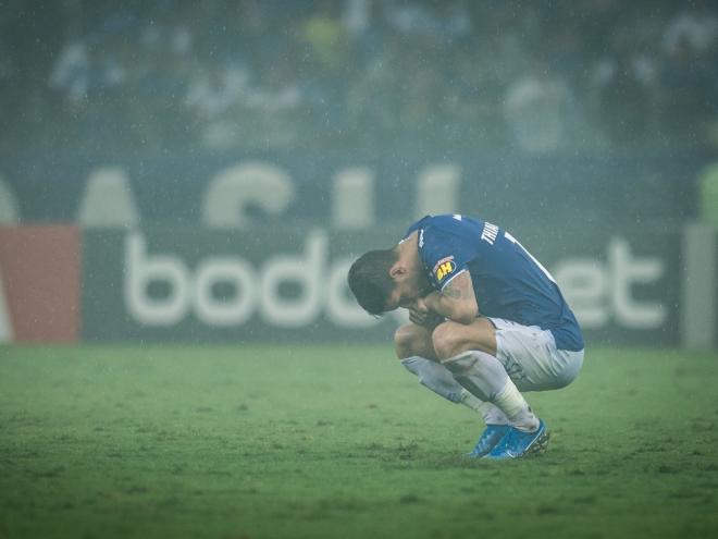 Após participar de um evento musical no domingo, véspera de um jogo, o atleta foi afastado pela diretoria celeste