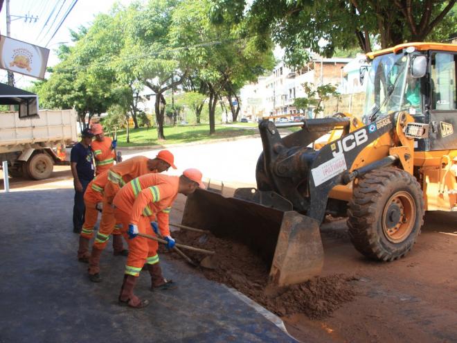 No bairro Vagalume, a ação de limpeza realizada por servidores da Sesuma contou com o apoio de várias máquinas 