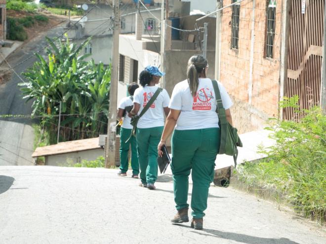 Executivo alerta que os agentes trabalham sempre uniformizados e portando crachás