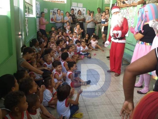 As crianças participaram de brincadeiras, além dos presentes dados pelos agentes
