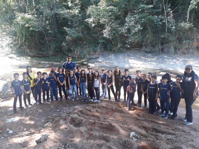 Alunos acompanham explicação às margens do ribeirão Ipanema 