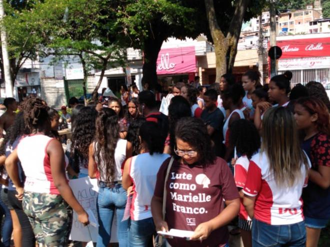 Estudantes e professores, durante manifestação contra a municipalização do ensino 