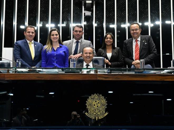 Parlamentares fazem foto comemorativa à aprovação do PL Complementar 55/2019. Foto - Roque de Sá/Agência Senado