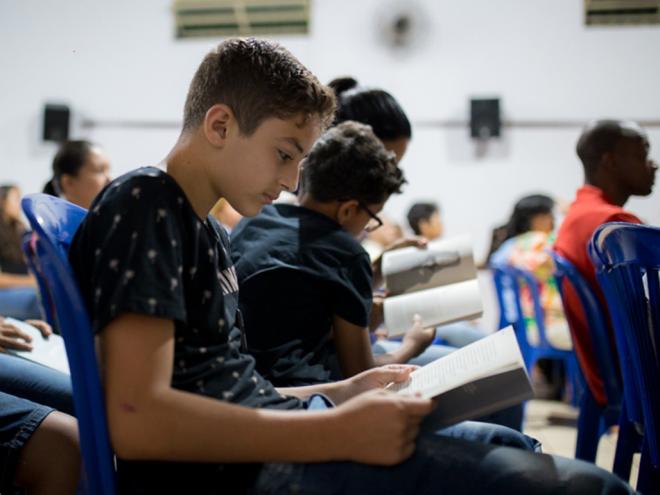 Alunos das escolas coletaram os contos que integram os livros