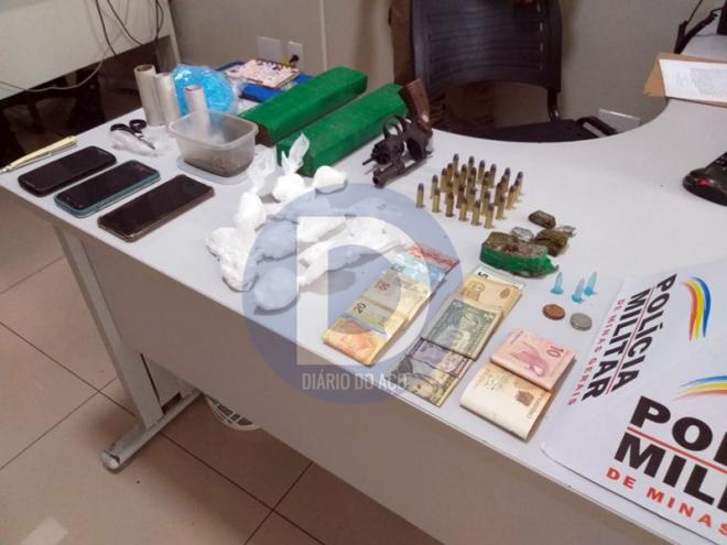 Em um dos alvos dos policiais, maconha e cocaína, além de um revólver aprendidos