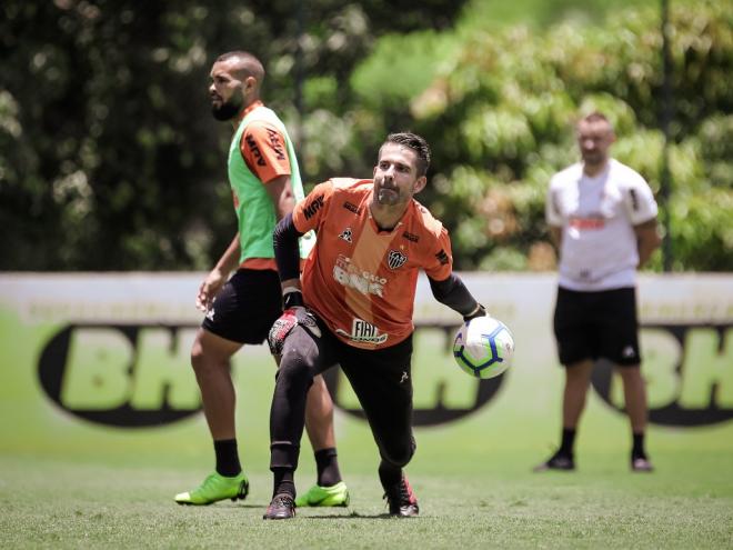 Afastado desde julho, goleiro Victor deve entrar em campo neste domingo