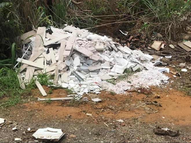 Restos de gesso foram descartados em área pública, ação flagrada pelas câmeras