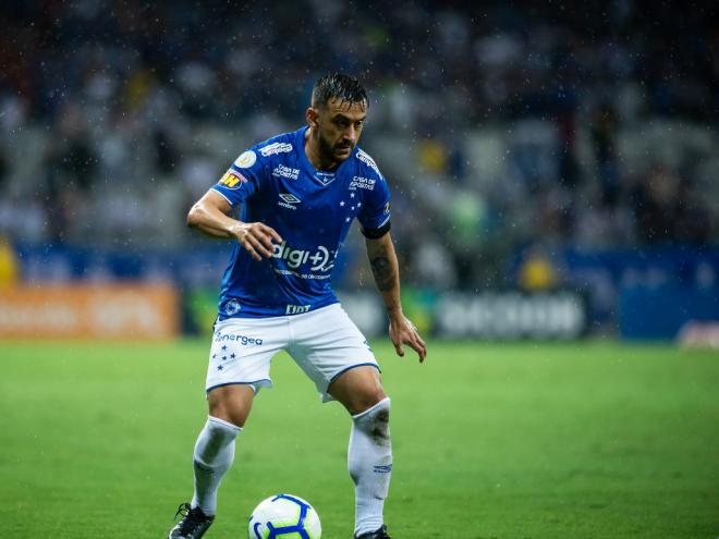  Robinho sofreu uma lesão no joelho e deve ficar seis meses sem jogar