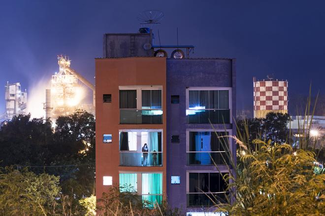 A cidade se mistura com a usina de aço
