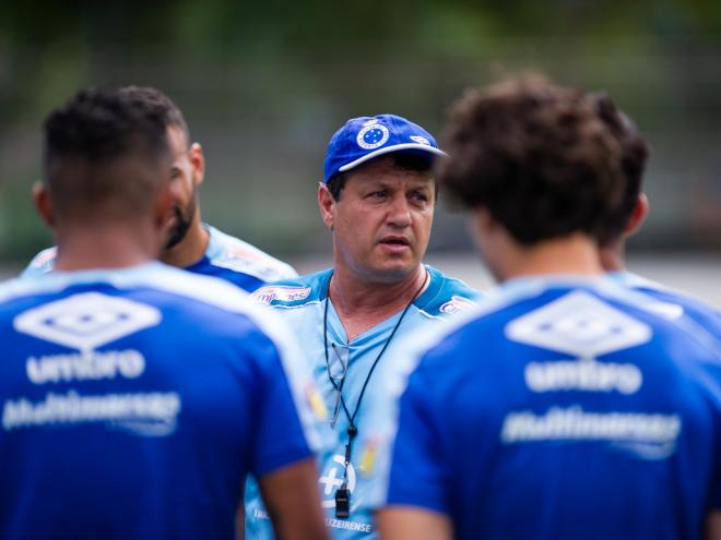 Técnico Adilson Batista disse acreditar em milagre que livre Cruzeiro da Série B