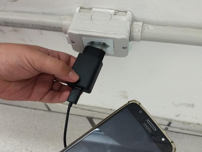 Recomendações técnicas indicam que telefones não devem ser usados quando conectados às tomadas