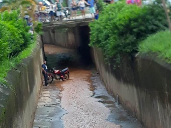 A moto caiu na galeria de um córrego, no bairro Bethânia