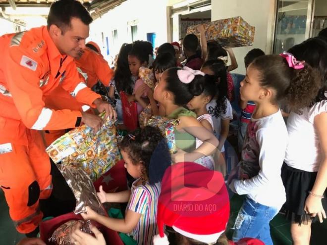 As crianças receberam presentes dos militares dos bombeiros