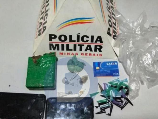 As porções de drogas encontradas depois da abordagem policial