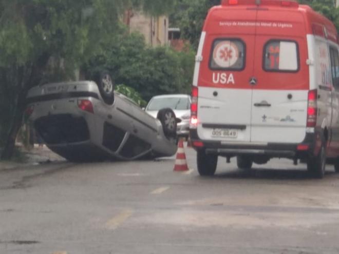 Fiesta capotou e atingiu outro veículo