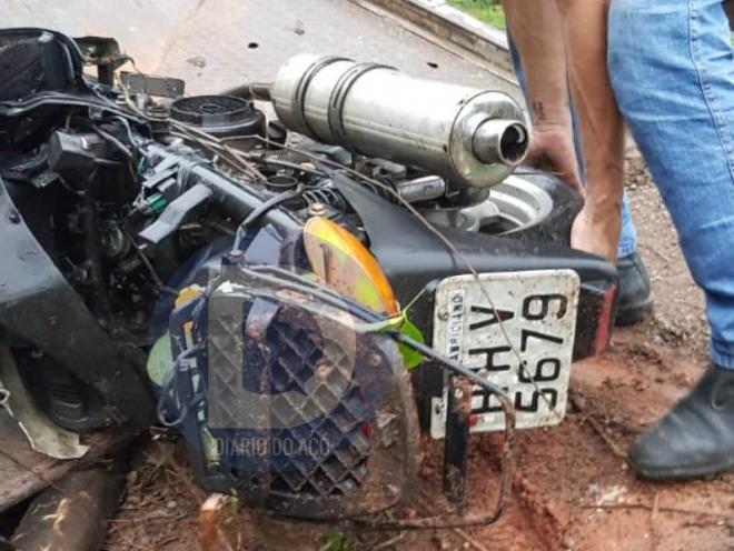 O profissional do guincho teve dificuldades para remover a motoneta do abismo