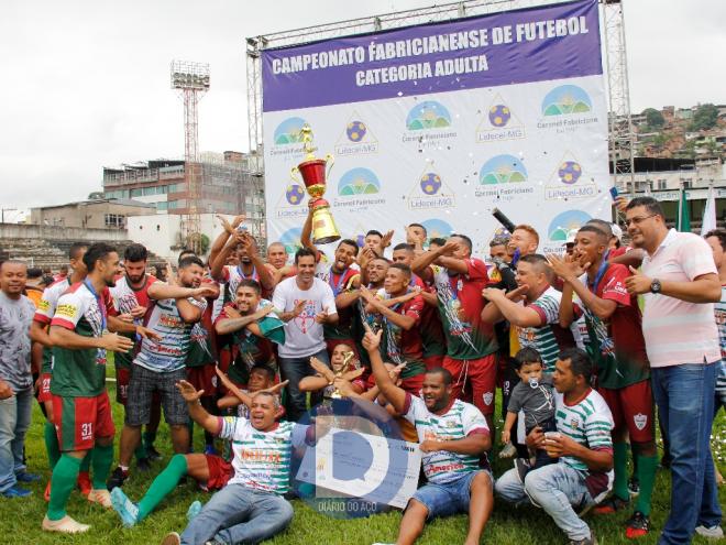 Os campeões ergueram o troféu neste domingo, no campo do Social