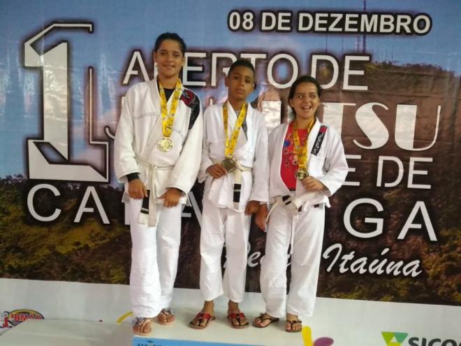Atletas participam de um projeto social no distrito de São Sebastião de Braúnas