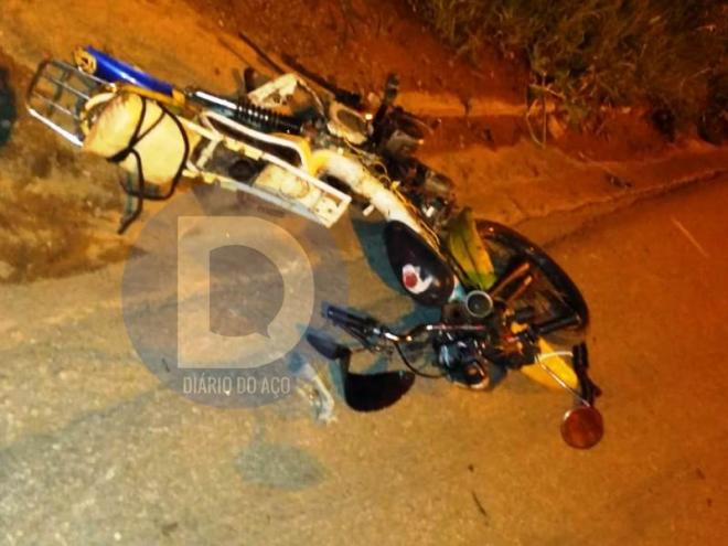 O ciclomotor, que apresenta ser uma bicicleta motorizada, ficou destruída na colisão