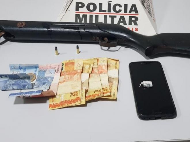 Com adolescentes foram apreendidos, arma, dinheiro, celular roubado e porções de entorpecentes 