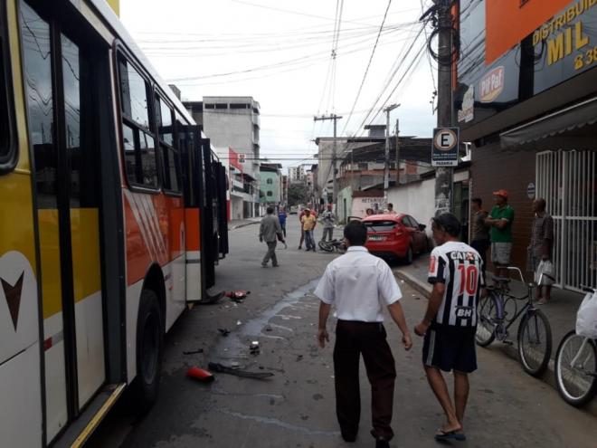 Testemunhas afirmam que condutor de Ford Fiesta avançou sinal, passou por outros veículos, mas atingiu ônibus e motocicleta estacionada 