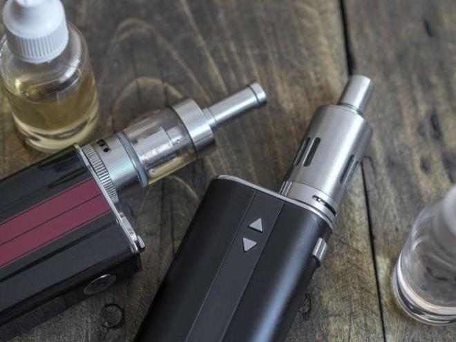 Estudos científicos demonstram que um jovem começar a fumar cigarros convencionais quadruplica com o uso dos dispositivos eletrônicos