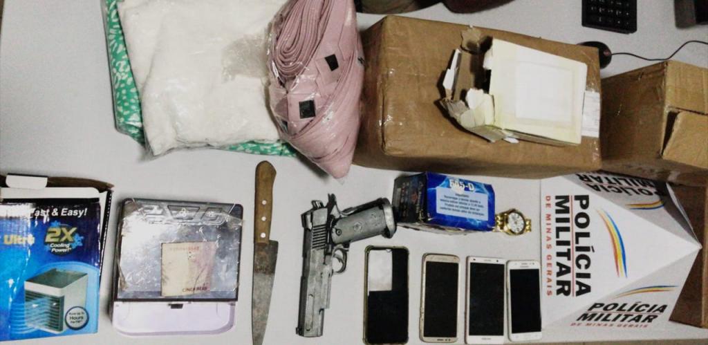 Produtos levados pelos criminosos, réplica e arma e outros produtos foram apreendidos com os autores do roubo 