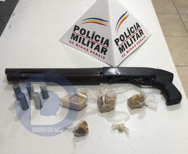 A arma de calibre 12 e as porções de crack encontradas pela PM