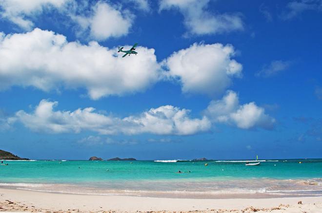 As praias de Saint Barth são consideradas as mais belas de todo o Caribe. Águas cristalinas e um mar totalmente calmo fazem a festa de quem pensa em descansar e apreciar a natureza