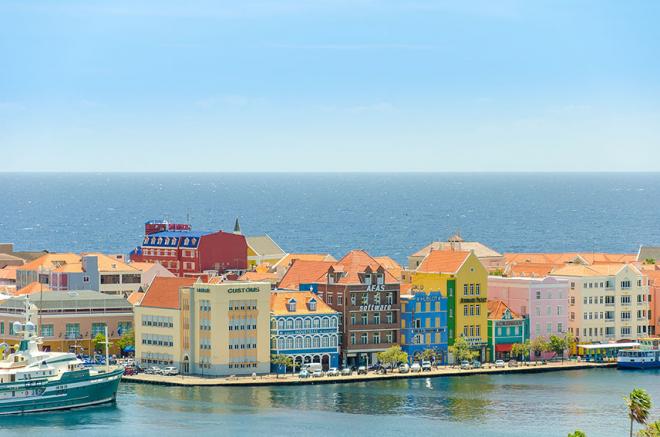 A arquitetura de Curaçao é típica colonial, resultando em uma paisagem com cores vivas