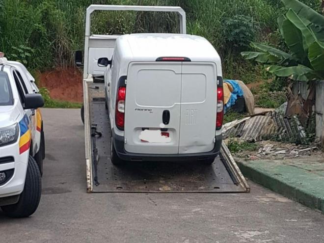 Entre os veículos apreendidos, essa Fiorino estava com placas clonadas