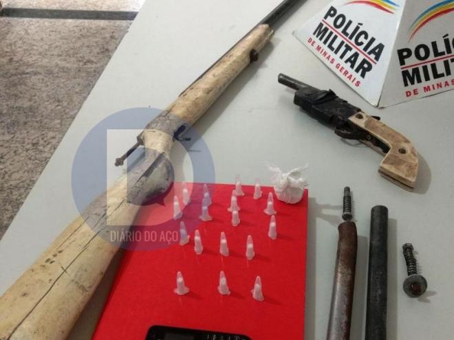 Os objetos apreendidos pela PM na casa usada por criminosos