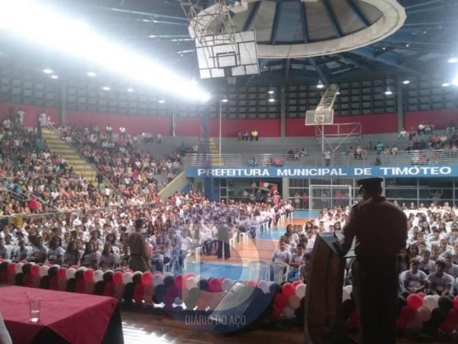 Centenas de alunos participaram do evento na noite desta quarta-feira