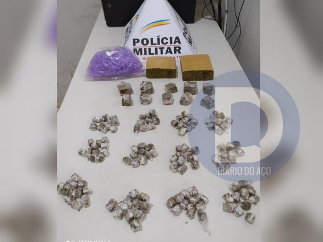 As porções de maconha apreendidas em um terreno, local usado para guardar drogas