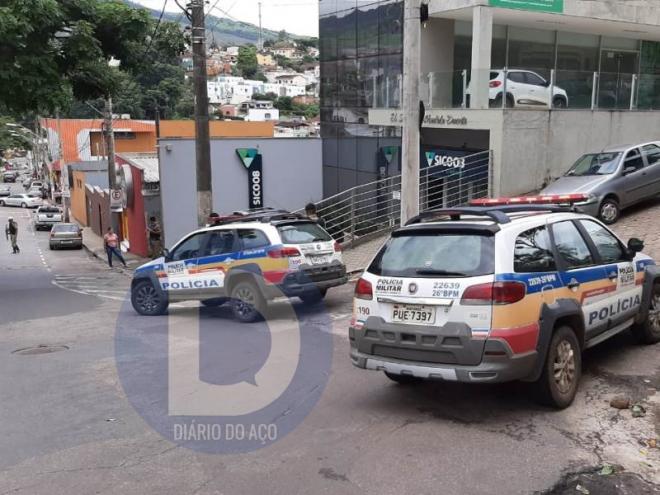 Os policiais civis e militares cercaram a agência bancária, em Itabira