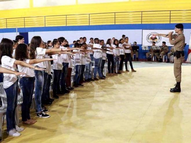 Os alunos formandos do Proerd no momento do juramento