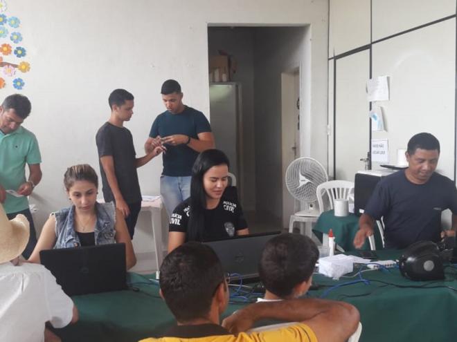 Servidores da Polícia Civil foram mobilizados para a missão, que tinha como meta emitir 120 cédulas de identidade