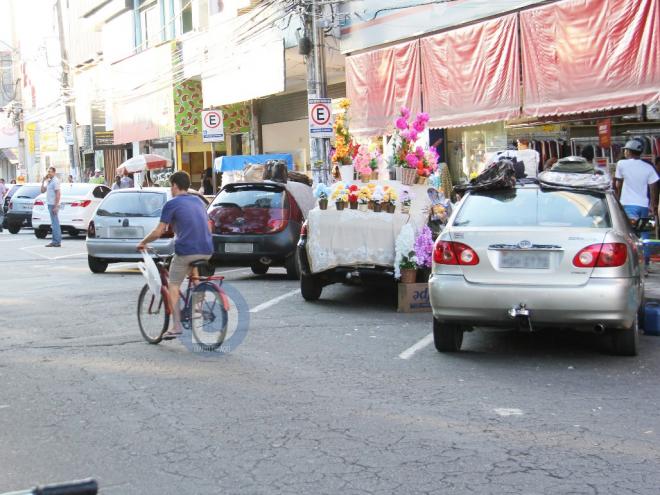 Nesse fim de ano, vendedores ambulantes costumam ocupar as ruas e calçadas 