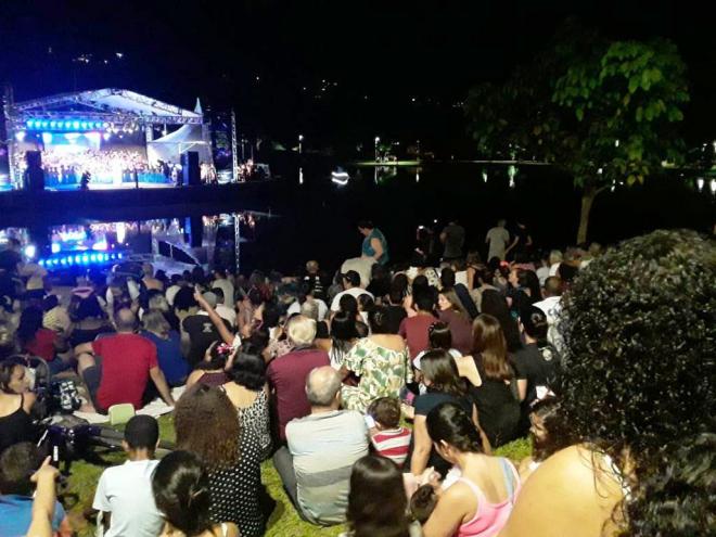 O público acompanhou com admiração toda a programação da noite inaugural do 'Natal Ipatinga Arte e Luz'
