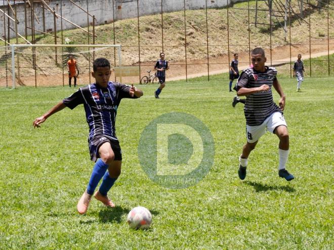 Do início ao fim, muita disputa de bola entre os jogadores das duas equipes