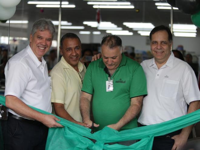 Fernando Veiros corta a fita inaugural ao lado de Geraldo Foca, Ronildo Batista, Emílio Chain