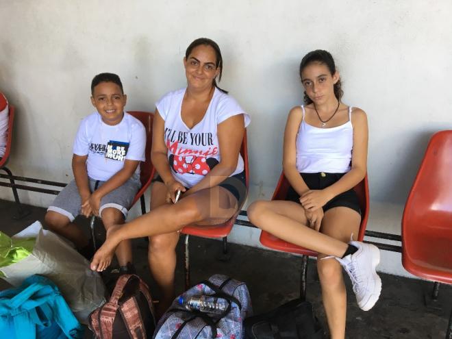 Leidiane Rodrigues, ao lado dos filhos, Luiz Henrique e Ana Luiza, a caminho de Dores de Guanhães