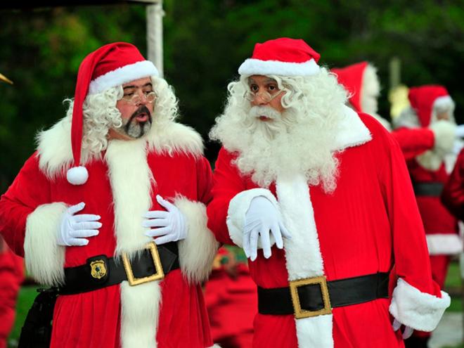 Cláudio Cinti e Leandro Hassum disfarçados de Papai Noel aprontaram muito, num dos episódios de ?Os Cara de Pau?