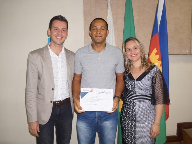 Moises Batista Costa, aluno formado, ao lado de Jakson Rozendo e Cleisiane Lima